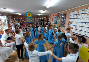 Dzieci sześcioletnie tańczące poloneza